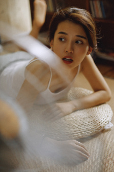 给大家介绍!美女把腿扒开让男人桶爽